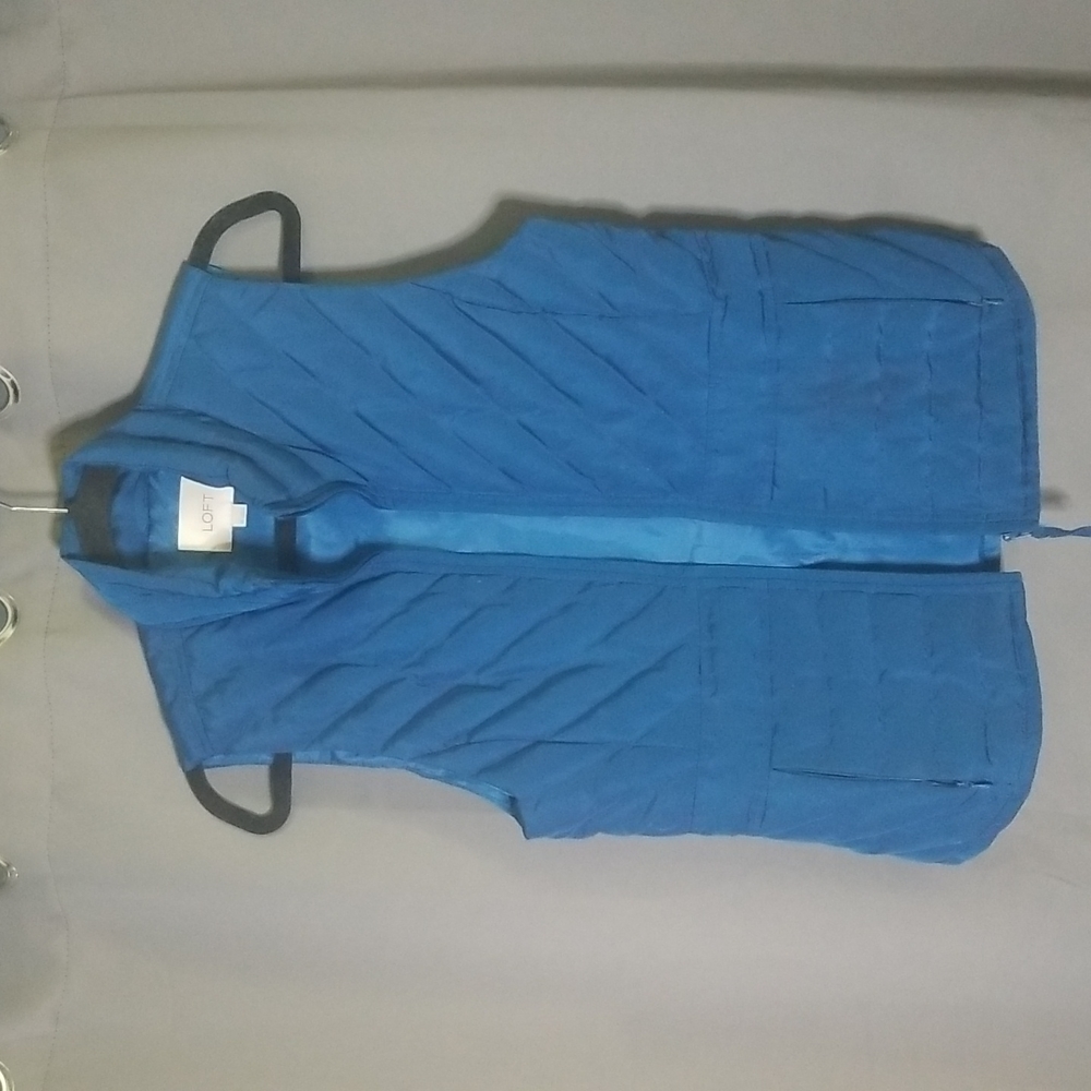 💲Ann Taylor loft Blue puffer vest sz. xs
